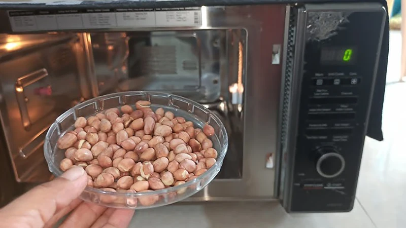 never put nuts in microwave oven